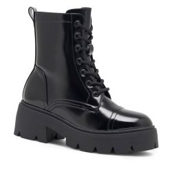 Trzewiki Jenny Fairy. Czarne botki damskie Jenny Fairy, bez obcasa, na słupku, bez zapięcia. Za 179.99 zł.