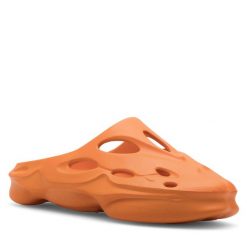 Klapki Sprandi. Brązowe klapki damskie Sprandi, bez wzorów, bez obcasa. Za 55.99 zł.