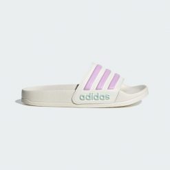 Klapki Adilette Shower. Białe klapki damskie Adidas, bez wzorów, sportowe, bez obcasa. Za 109.00 zł.