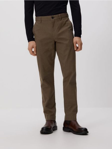 Spodnie chino slim z regulacją w pasie - ciemnozielony. Zielone spodnie materiałowe męskie Reserved, bez wzorów, z bawełny. Za 159.99 zł.