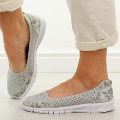 Szare ażurowe skórzane baleriny damskie Vinceza 95369. Szare baleriny damskie VINCEZA, na jesień, w ażurowe wzory, z jeansu, eleganckie, bez obcasa, na płaskiej podeszwie. W wyprzedaży za 161.10 zł.