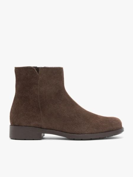 Brązowe welurowe botki. Brązowe botki damskie Ryłko, ze skóry, za kostkę, bez obcasa, na płaskiej podeszwie, bez zapięcia. Za 449.99 zł.
