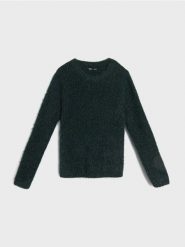 Sweter z futrzanym wykończeniem - zielony. Zielone swetry damskie Sinsay, l, bez wzorów, z futra, bez kołnierzyka, bez ramiączek, bez kaptura. Za 59.99 zł.