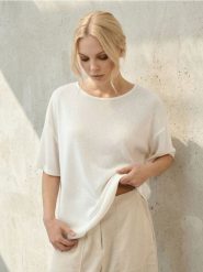 Koszulka z krótkim rękawem z wiskozą - kremowy. Białe t-shirty damskie Sinsay, l, bez wzorów, z wiskozy, bez kołnierzyka. Za 35.99 zł.