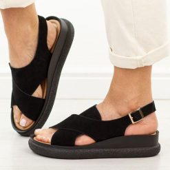 Czarne skórzane sandały damskie T.Sokolski 493. Czarne sandały damskie Sokolski, bez wzorów, z jeansu, bez obcasa, na platformie, bez zapięcia. W wyprzedaży za 201.52 zł.