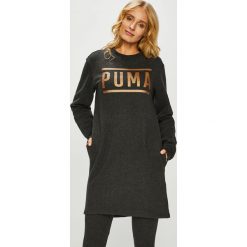 Puma - Sukienka. Czarne sukienki damskie Puma, z nadrukiem, z bawełny, casualowe, z okrągłym kołnierzem. Za 249.90 zł.