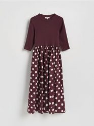 Bawełniana sukienka midi - mahoniowy. Brązowe sukienki damskie Reserved, l, bez wzorów, z bawełny, bez kołnierzyka, bez ramiączek, midi, rozkloszowane. Za 199.99 zł.