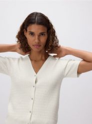 Kardigan ze strukturalnym splotem - kremowy. Białe kardigany damskie Reserved, l, bez wzorów, z dzianiny. Za 99.99 zł.