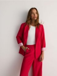 Marynarka z modalem - różowy. Czerwone żakiety damskie Reserved, l, bez wzorów, z tkaniny. W wyprzedaży za 159.99 zł.