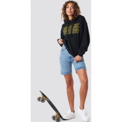 Astrid Olsen x NA-KD Bluza z kapturem Sold Out - Black. Bluzy damskie marki Astrid Olsen x NA-KD. Za 141.95 zł.