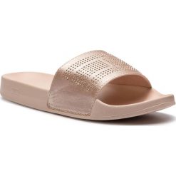 Klapki TOMMY HILFIGER - Sparkle Satin Pool Slide FW0FW03752 Silver Peony 658. Czerwone klapki damskie Tommy Hilfiger, bez wzorów, z materiału, bez obcasa. W wyprzedaży za 159.00 zł.