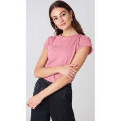 NA-KD Basic T-shirt z surowym wykończeniem - Pink. Różowe t-shirty damskie NA-KD Basic, z bawełny, z okrągłym kołnierzem. W wyprzedaży za 28.67 zł.