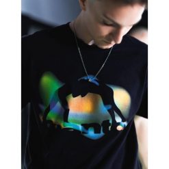 Koszulka sportowa MANTO Reflection z krótkim rękawem. Czarne koszulki sportowe damskie Manto, xl, bez wzorów, bez kołnierzyka, bez ramiączek. Za 119.99 zł.