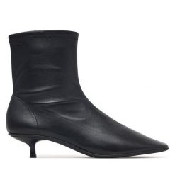 Botki Calvin Klein. Czarne botki damskie Calvin Klein, bez obcasa, na szpilce, bez zapięcia. Za 849.99 zł.