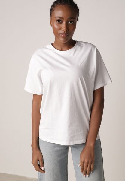 Biały T-shirt z Bawełny Typu Oversize Nedika. Białe bluzki damskie Born2be, m, bez wzorów, z bawełny, klasyczne, bez kołnierzyka, bez ramiączek. Za 29.99 zł.