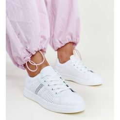 Białe sneakersy eko skóra Berdine. Białe trampki i tenisówki damskie bez wzorów, ze skóry, eleganckie, bez zapięcia. Za 79.62 zł.
