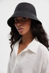 KAPELUSZ BUCKET RETRO CZARNY One size - Flawless. Czarne czapki i kapelusze damskie Flawless, na lato, bez wzorów, eleganckie. Za 210.00 zł.