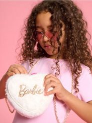 Torebka ze sztucznego futerka w kształcie serca - kremowy. Białe torby i plecaki dziecięce Sinsay. Za 25.99 zł.