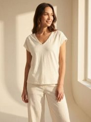 Bawełniana bluzka z dekoltem V - kremowy. Białe bluzki damskie Sinsay, l, bez wzorów, z bawełny, bez kołnierzyka, bez ramiączek. Za 25.99 zł.