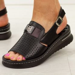 Czarne skórzane sandały damskie Jezzi 9760. Czarne sandały damskie Jezzi, z aplikacjami, z gumy, bez obcasa, na platformie, bez zapięcia. Za 229.00 zł.