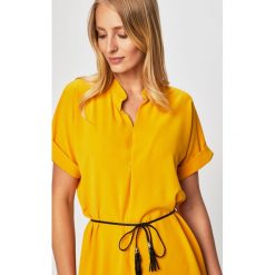 Answear - Sukienka. Żółte sukienki damskie ANSWEAR, na co dzień, l, bez wzorów, z materiału, casualowe, z asymetrycznym kołnierzem, bez ramiączek, mini, asymetryczne. W wyprzedaży za 99.90 zł.