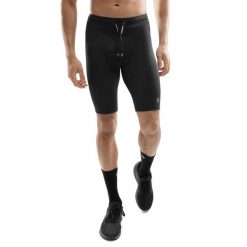 Męskie treningowe legginsy kolarki Fitness Siroko Press. Czarne legginsy sportowe męskie SIROKO, l, bez wzorów, z materiału, na fitness i siłownię. W wyprzedaży za 109.95 zł.