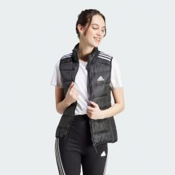 Essentials 3-Stripes Light Down Vest. Czarne kurtki damskie Adidas, xs, bez wzorów, z materiału, bez kaptura. Za 366.99 zł.