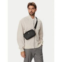 Saszetka Guess. Czarne saszetki męskie Guess, młodzieżowe, małe. Za 291.99 zł.