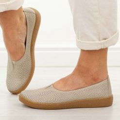 Beżowe skórzane Polskie półbuty damskie Gregors 1189. Brązowe półbuty damskie GREGORS, na jesień, bez wzorów, z jeansu, casualowe, z okrągłym noskiem, bez obcasa, na płaskiej podeszwie, bez zapięcia. Za 379.00 zł.