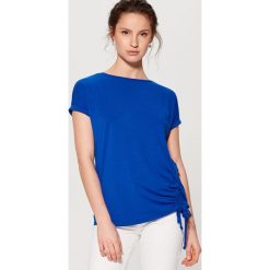 Koszulka oversize z wiązaniem - Niebieski. Bluzki damskie marki Mohito. W wyprzedaży za 39.99 zł.