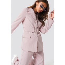 NA-KD Classic Marynarka z szerokim paskiem - Pink. Żakiety damskie marki NA-KD Classic. Za 202.95 zł.