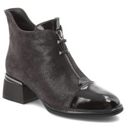 Botki damskie D&A o eleganckim fasonie z ozdobnym zamkiem lakierowanymi detalami i stabilnym obcasem ciemnobrązowe, CR62-3193 Chocolate. Brązowe kozaki damskie S.BARSKI, z jeansu, bez obcasa, na obcasie. Za 469.00 zł.