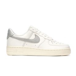 Buty sportowe damskie Nike W AIR FORCE 1 '07 ESS TRND. Białe obuwie sportowe damskie Nike, bez wzorów, trekkingowe. Za 599.99 zł.