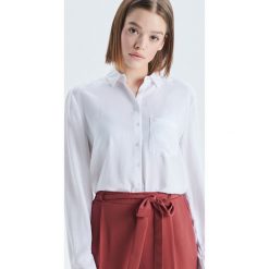 Koszula o klasycznym kroju - Biały. Koszule damskie marki Cropp. W wyprzedaży za 29.99 zł.