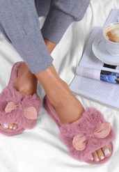 Ciemnoróżowe Kapcie Tryphadia. Czerwone kapcie damskie Renee, bez wzorów, z otwartym noskiem. Za 29.99 zł.