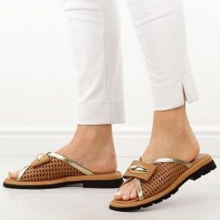 Brązowe skórzane klapki damskie T.Sokolski 26008. Brązowe klapki damskie Sokolski, z aplikacjami, ze skóry, casualowe, bez obcasa, na płaskiej podeszwie. Za 299.00 zł.