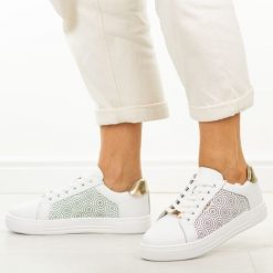 Białe skórzane półbuty damskie Filippo Dp7592/26. Białe półbuty damskie Filippo, na jesień, w ażurowe wzory, z jeansu, eleganckie, z okrągłym noskiem, bez obcasa, na koturnie, bez zapięcia. W wyprzedaży za 192.72 zł.