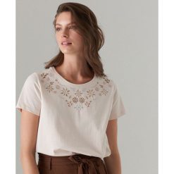 Bawełniana koszulka z kwiatowym haftem - Kremowy. T-shirty damskie Mohito. W wyprzedaży za 19.99 zł.