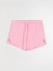 Dresowe szorty z kieszeniami - różowy. Czerwone szorty damskie Sinsay, l, bez wzorów, z dresówki. Za 19.99 zł.