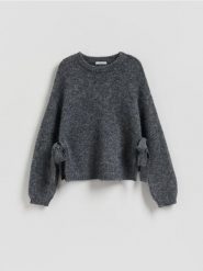 Sweter z kokardkami - ciemnoszary. Szare swetry damskie Reserved, l, bez wzorów, z dzianiny, bez kołnierzyka, bez ramiączek, bez kaptura. Za 139.99 zł.