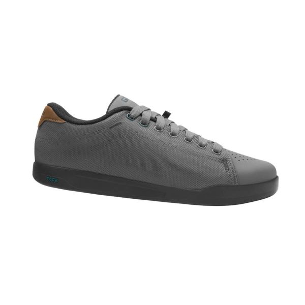 Buty Giro Deed. Czarne buty sportowe męskie GIRO, bez zapięcia, rowerowe. W wyprzedaży za 346.45 zł.