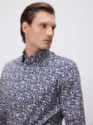 Koszula slim fit w drobne kwiaty - granatowy. Niebieskie koszule męskie Reserved, l, bez wzorów, z bawełny, bez kołnierzyka, bez ramiączek. Za 129.99 zł.