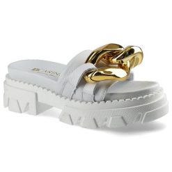 Klapki damskie Carinii, klapki na platformie cholewka z gładkiej skóry naturalnej szeroki pasek z ozdobnym metalowym łańcuchem masywna traktorowa pod. Białe paski damskie Carinii, z aplikacjami, ze skóry, bez obcasa, na platformie, bez zapięcia. Za 259.00 zł.