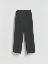 Spodnie w prążek - ciemnoszary. Szare spodnie materiałowe damskie Reserved, bez wzorów, z dzianiny. Za 109.99 zł.