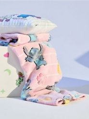 Koc z fluorescencyjnym nadrukiem Lilo & Stitch - różowy. Czerwone kocyki dla dzieci Sinsay. Za 45.99 zł.