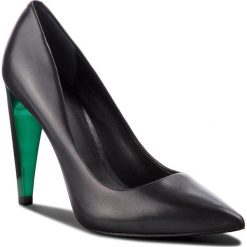 Szpilki GUESS - FLOBA4 LEA08 BLACK. Szpilki damskie marki Guess. W wyprzedaży za 379.00 zł.