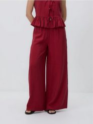 Szerokie spodnie z modalem - bordowy. Czerwone spodnie materiałowe damskie Reserved, l, bez wzorów, z tkaniny. Za 119.99 zł.