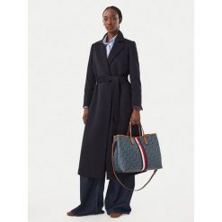 Torebka Tommy Hilfiger. Niebieskie torebki do ręki damskie Tommy Hilfiger, bez wzorów, bez dodatków. Za 949.99 zł.