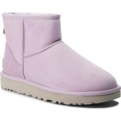 Buty UGG - W Classic Mini II 1016222 W/Lrfg. Kozaki damskie marki UGG. W wyprzedaży za 459.00 zł.