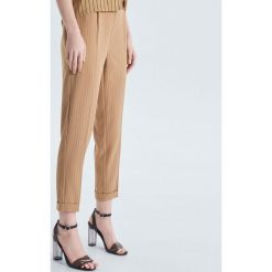 Spodnie tailoring - Beżowy. Spodnie materiałowe damskie marki Cropp. W wyprzedaży za 49.99 zł.
